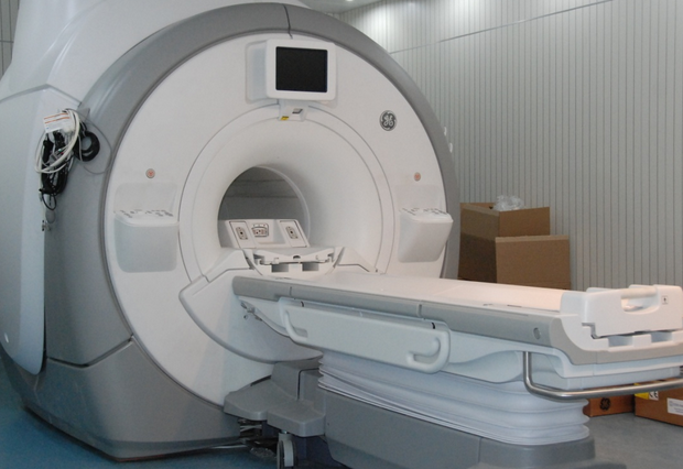 建议到专业医院做核磁共振检查,确诊肩痛的原因,如果是严重的肩袖损